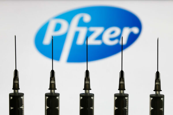 Vaccino, la Pfizer annuncia e rilancia: “Efficace al 95%, presto sarà depositato”