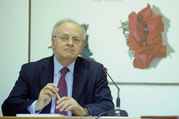 La favola del puro Davigo e dei magistrati che si considerano migliori dei politici ma non vedono l’ora di emularli