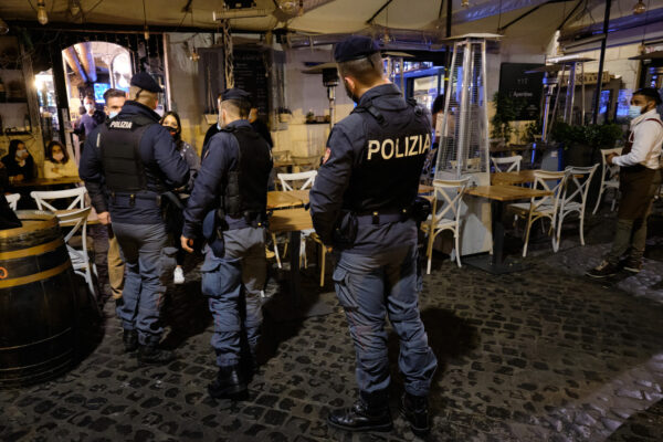 Bar e ristoranti chiusi alle 18, stop a palestre e cinema: no delle Regioni al Dpcm e slitta la firma