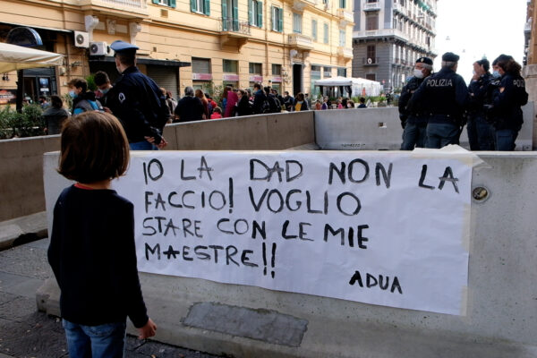 “Io la didattica a distanza non la faccio: voglio stare con le mie maestre!”: la protesta contro De Luca