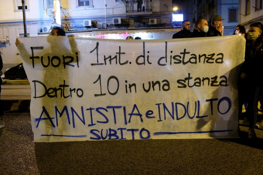 “Lo spazio per i detenuti nel carcere non esiste!”: fiaccolata a Poggioreale dopo i primi casi di Covid