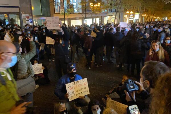 Proteste contro chiusure e coprifuoco, a Napoli centinaia di commercianti in strada