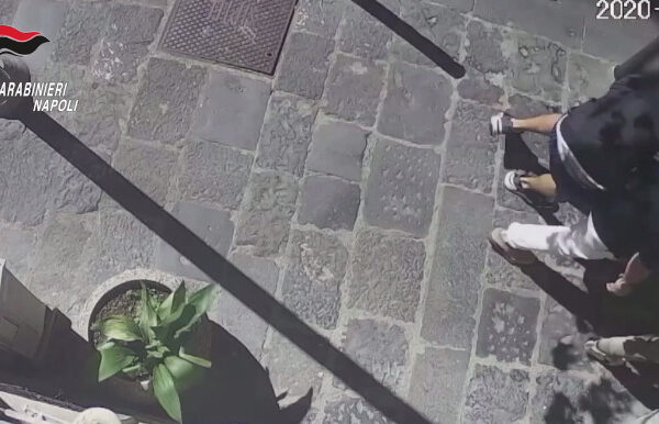 Scippa orologio da 140mila euro a turista e viene inseguito dalla fidanzata