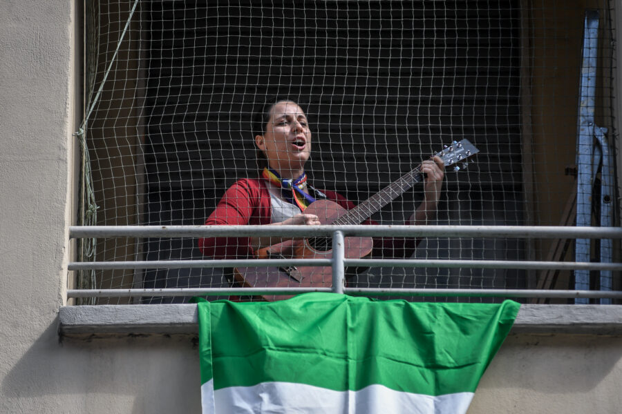 Foto Claudio Furlan – LaPresse 
25 Aprile 2020 Milano (Italia) 
News
Flash Mob per la festa della liberazione, Bella Ciao cantata dalle finestre

Photo Claudio Furlan/Lapresse
25 Aprile 2020 Milano (Italy)
Flash Mob for the Liberation Day, Bella Ciao sung from the windows