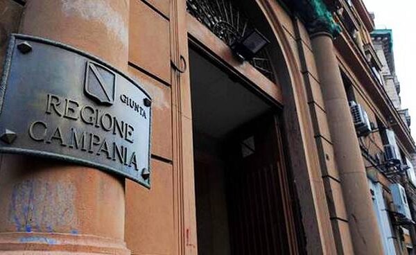 Campania, stop ai viaggi in regione ma ok verso le altre