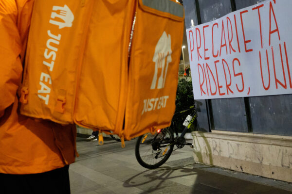 La rivolta dei rider: “Vogliamo dei veri contratti”