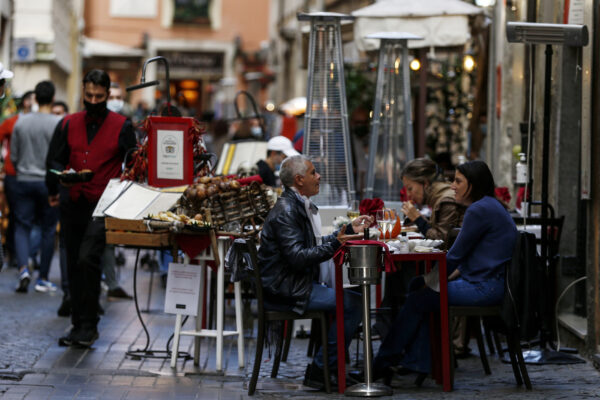 Nuovo Dpcm tra locali, negozi, spostamenti e sport: le regole prima e dopo le 18