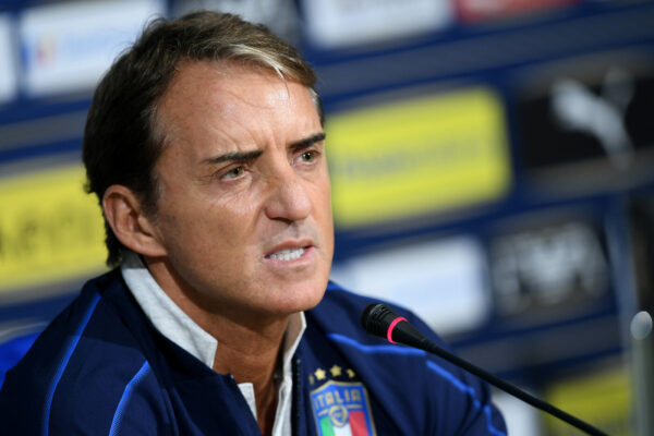 Il ‘prof’ Mancini, ct della Nazionale che si spaccia per virologo e bacchetta ministri e studiosi