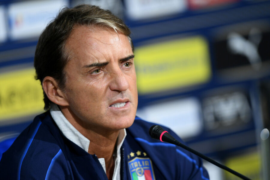 Il ‘prof’ Mancini, ct della Nazionale che si spaccia per virologo e bacchetta ministri e studiosi