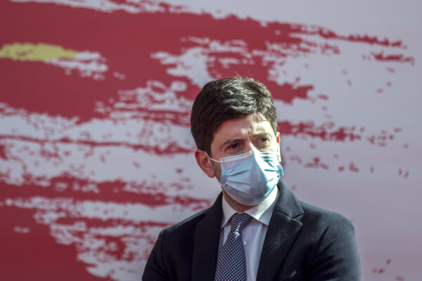 Coronavirus, Speranza frena gli entusiasmi: “Segnali insufficienti, presto per un liberi tutti”