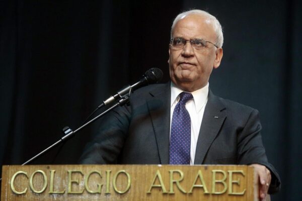 Covid, si aggravano le condizioni di Erekat: il segretario generale dell’Olp è in coma