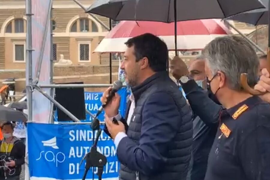 Salvini senza mascherina sul palco della polizia penitenziaria non rispetta Dpcm e ordinanza regionale