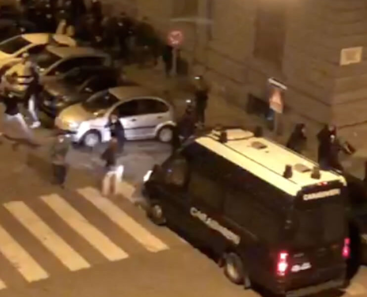 Guerra urbana a Napoli, due pregiudicati arrestati per gli scontri: feriti carabinieri e poliziotti