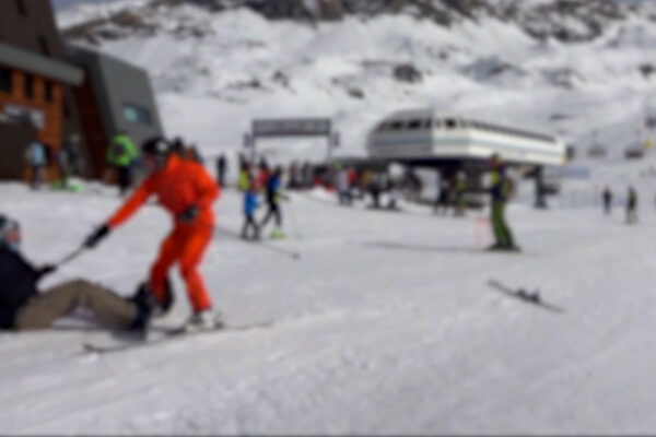 Sciatore viene investito da snowboarder a Cervinia, si rialza e lo prende a racchettate