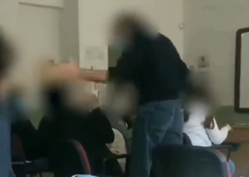 Professore schiaffeggia alunno in classe, il video virale sul web: indagano i carabinieri