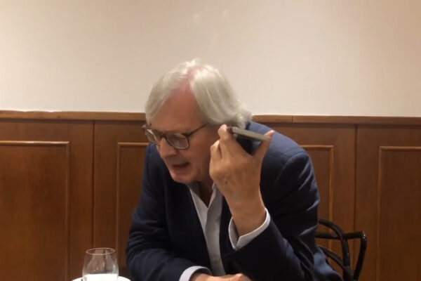 La telefonata tra Sgarbi e Zingaretti: “La mascherina all’aperto è come il preservativo a letto da soli” La telefonata tra Sgarbi e Zingaretti: “La mascherina all’aperto è come il preservativo a letto da soli”