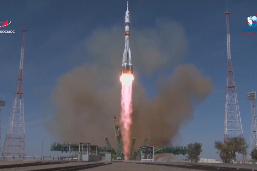 La navicella Soyuz decolla per la Stazione Internazionale: a bordo due russi a un’americana