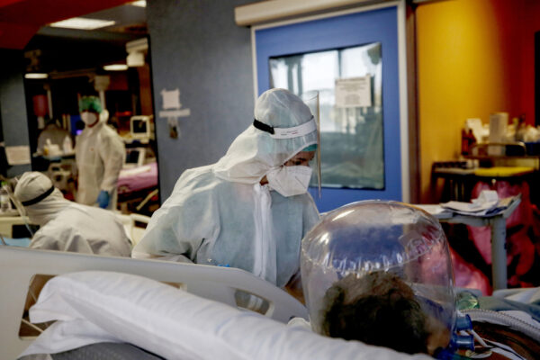 Coronavirus, l’ISS ‘chiama’ il lockdown: “Rischio elevato in 11 regioni, restare a casa” Coronavirus, l’ISS ‘chiama’ il lockdown: “Rischio elevato in 11 regioni, restare a casa”