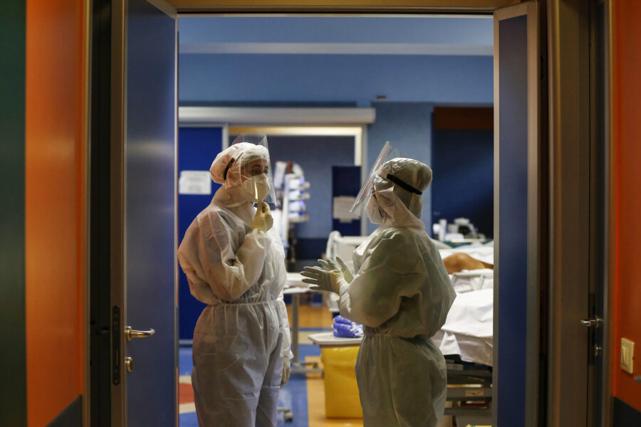 Coronavirus, allarme dai pronto soccorso: “Situazione drammatica, presi d’assalto ma non reggiamo”