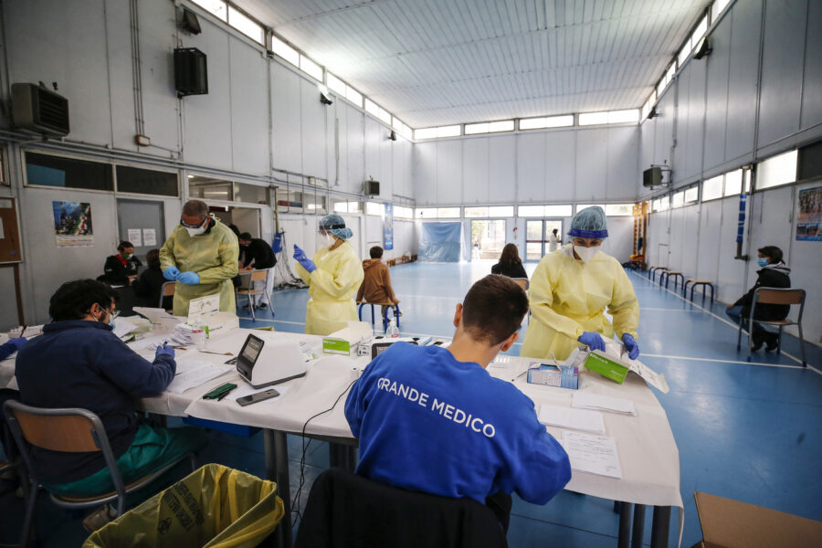 Coronavirus, in lieve calo i nuovi casi: sono 2.499. Sfonda quota 120mila il numero dei tamponi