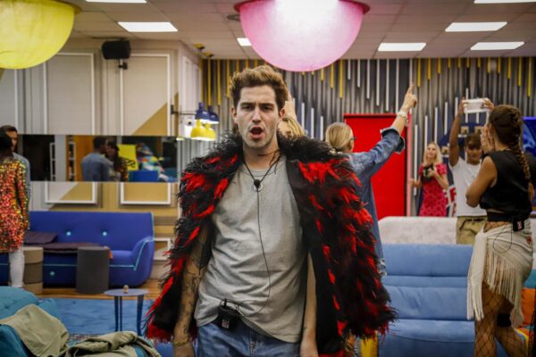 Ritratto di Tommaso Zorzi, da “riccanza” a stronzanza: la paccottiglia pop-glam del Gf Vip Ritratto di Tommaso Zorzi, da “riccanza” a stronzanza: la paccottiglia pop-glam del Gf Vip