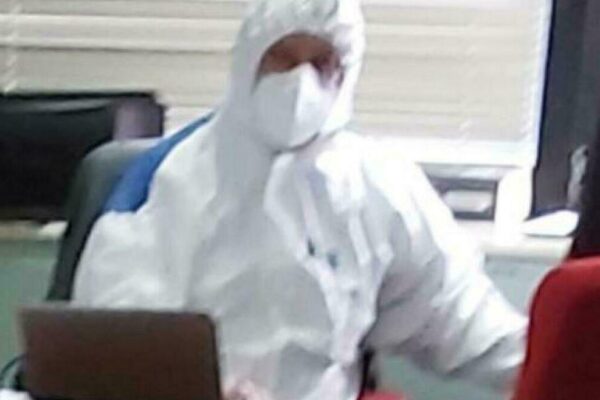 Giudice in udienza con la tuta anticovid: “Non è una protesta ma un’auto-tutela”