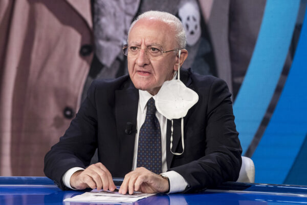 Nuova ordinanza di De Luca: stretta sull’asporto, confermato coprifuoco e didattica a distanza