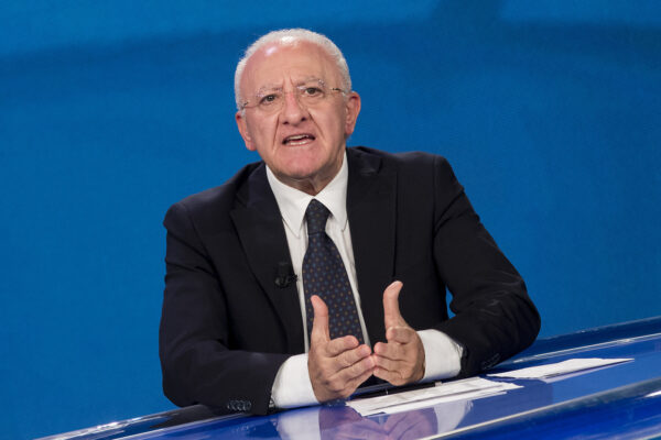 De Luca a ruota libera su Dpcm, scuola e scontri: “Un passo avanti ma non basterà, la Dad solo al 75% è incomprensibile”