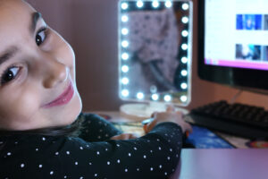 Dopo un’operazione al cervello la piccola Michelle diventa influencer. Il papà: “Ho realizzato il suo sogno”