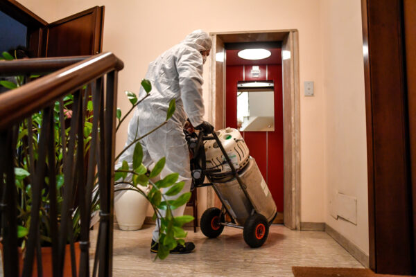 Foto Claudio Furlan – LaPresse
31 Marzo 2020 Bergamo (Italia)
Cronaca
Nella città di Bergamo vengono distribuite a domicilio le bombole di ossigeno liquido necessarie ad aiutare la respirazione per contrastare il Covid-19. Nella foto: un momento della consegna a domicilio
Photo Claudio Furlan/Lapresse
March 31st, 2020 Bergamo (Italy)News
Medical oxygen home delivery in the city of Bergamo during the coronavirus emergency. Foto Claudio Furlan – LaPresse
31 Marzo 2020 Bergamo (Italia)
Cronaca
Nella città di Bergamo vengono distribuite a domicilio le bombole di ossigeno liquido necessarie ad aiutare la respirazione per contrastare il Covid-19. Nella foto: un momento della consegna a domicilio
Photo Claudio Furlan/Lapresse
March 31st, 2020 Bergamo (Italy)News
Medical oxygen home delivery in the city of Bergamo during the coronavirus emergency.