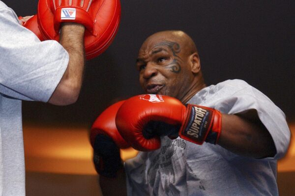 Storia di Mike Tyson, il fenomeno del pugilato che torna sul ring dopo 15 anni contro Roy Jones Jr.