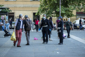 Foto Roberto Monaldo / LaPresse
11-05-2020 Roma
Coronavirus, troppa gente in giro, intervengono i vigili urbani
Nella foto La Polizia Municipale a p.zza Testaccio

Photo Roberto Monaldo / LaPresse
11-05-2020 Rome (Italy)
Coronavirus outbreak, too many people in town, the Local Police intervenes
In the pic Testaccio square
