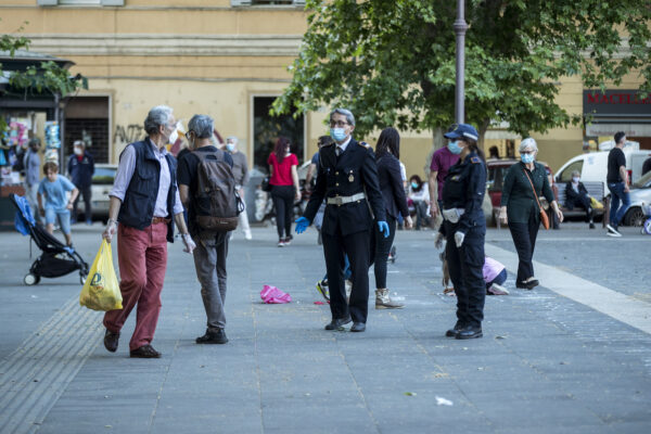 Foto Roberto Monaldo / LaPresse
11-05-2020 Roma
Coronavirus, troppa gente in giro, intervengono i vigili urbani
Nella foto La Polizia Municipale a p.zza Testaccio

Photo Roberto Monaldo / LaPresse
11-05-2020 Rome (Italy)
Coronavirus outbreak, too many people in town, the Local Police intervenes
In the pic Testaccio square