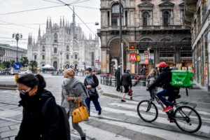 Milano, i medici senza mezze misure: “Lockdown subito” ma Sala non ci sta