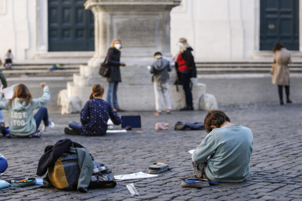 Foto Cecilia Fabiano/ LaPresse 
28 Ottobre 2020 Roma (Italia)
Cronaca
Scuola, lezioni all’aperto per contrastare al diffusione del virus  
Nella foto: una classe quinta della scuola elementare Gianturco fa lezione in piazza della Minerva

Photo Cecilia Fabiano/LaPresse
October 28 , 2020  Roma (Italy) 
News
Outdoor lessons to counter the spread of the virus
In the pic: a fifth grade of the Gianturco elementary school having a lesson in Piazza della Minerva