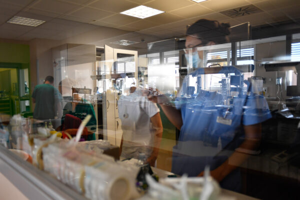 Foto Claudio Furlan – LaPresse 
30 Ottobre 2020 Varese (Italia) 
CronacaNuovi casi in terapia intensiva in Lombardia: Varese si prepara alla seconda ondataNella foto: reparto di terapia intensiva dell’Ospedale di Circolo e Fondazione Macchi di Varese 

Photo Claudio Furlan – LaPresse
October 30, 2020 Varese (Italy)
News
Intensive care unit of the Circolo Hospital and Macchi Foundation of Varese