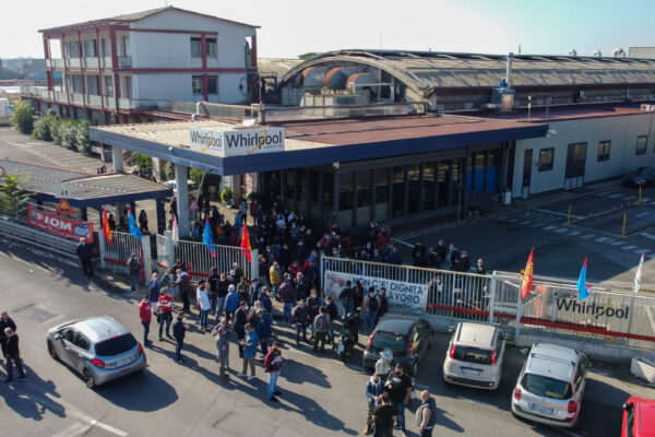 Foto Fabio Sasso/LaPresse
cronaca
31/10/2020 Napoli,la fabbrica della Whirpool di Ponticelli oggi chiude definitivamente e si riunisce in assemblea permanente occupando la fabbrica assieme ai cittadini e politiciNella foto gli operai all’interno della fabbrica