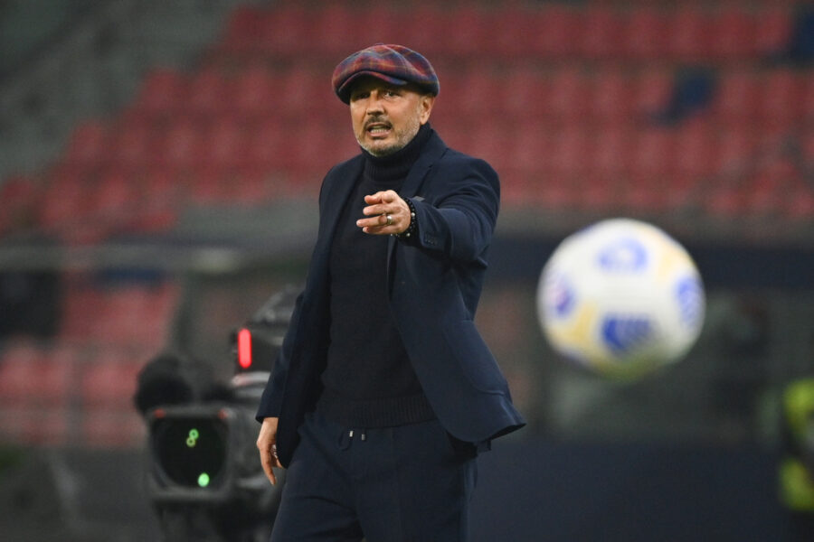Foto Massimo Paolone/LaPresse 
31 ottobre 2020 Bologna, Italia 
sport calcio 
Bologna vs Cagliari – Campionato di calcio Serie A TIM 2020/2021 – stadio Renato Dall’Ara
Nella foto: Sinisa Mihajlovic (Bologna F.C.) da indicazioni ai suoi giocatori 

Photo Massimo Paolone/LaPresse 
October 31, 2020 Bologna, Italy 
sport soccer 
Bologna vs Cagliari – Italian Football Championship League A TIM 2020/2021 – Renato Dall’Ara stadium
In the pic: Sinisa Mihajlovic (Bologna F.C.) shouts instructions to his players