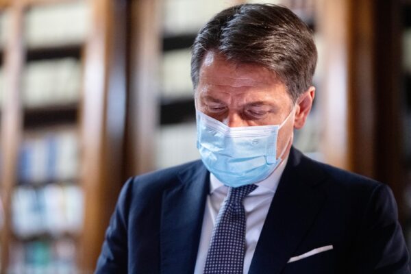 Natale, 10 giorni di zona rossa e 4 di zona arancione: ristori e spostamenti, le regole