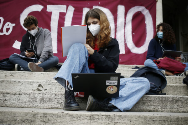 Cosa fanno gli studenti durante la dad: social, chat ed esperimenti in cucina