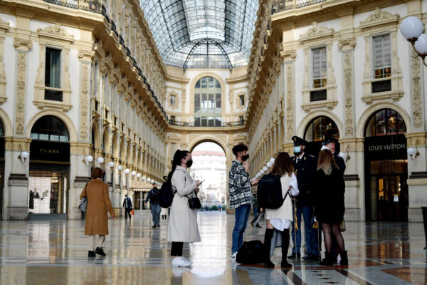 Foto Gian Mattia D’Alberto – LaPresse
06-11-2020 Milano
Cronaca
Milano in lockdown
nella foto: controlli in galleria Vittorio Emanuele II

Ph Gian Mattia D’Alberto – LaPresse
2020-11-06 Milan
News
lockdown in Milan
in the photo: Vittorio Emanuele II gallery