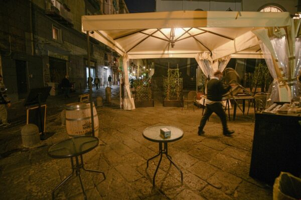 Alessandro Pone – Lapresse
Napoli 06 novembre 2020
Cronaca
Nuove misure del governo per contrastare l’epidemia da coronavirus. La Campania rientra tra le regione nella zona Gialla. Chiusura dei bar e ristoranti dopo le 18.

Alessandro Pone – Lapresse
Naples 06 november 2020
news
New government measures to counter the coronavirus epidemic. Campania is one of the regions in the Yellow zone.