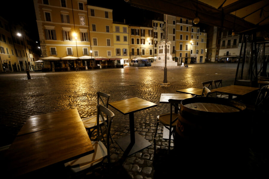 Foto Cecilia Fabiano/ LaPresse 
06 Novembre  2020 Roma (Italia)
Cronaca  : 
Primo giorno di coprifuoco per la capitale le strade di Roma vuote  dopo le 10 
Nella Foto : piazza Campo de Fiori 
Photo Cecilia Fabiano/LaPresse
November 06 , 2020  Roma (Italy) 
News :
First day of curfew for the capital the empty streets of Rome after 10 
In The Pic : Campo de Fiori