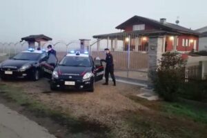 Foto Ufficio Stampa Carabinieri/LaPresse09-11-2020   – Carignano – Torino Cronaca Carignano, all’interno di una villetta privata, il proprietario 40enne ha esploso alcuni colpi d’arma da fuoco, legalmente detenuta, all’indirizzo della mogli, dei due figli minori e del cane sparandosi subito dopo alla testa. La donna è stata rinvenuta cadavere dai carabinieri che, allertati dai vicini, hanno sfondato la porta, mentre i 2 figli, due gemellini, sono stati trasportati d’urgenza al Regina Elena del capoluogo piemontese in gravissime condizioni. L’omicida nonostante la pronta assistenza medica del 118 è morto dopo poco. Sul posto i carabinieri per i rilievi scientifici DISTRIBUTION FREE OF CHARGE – NOT FOR SALE