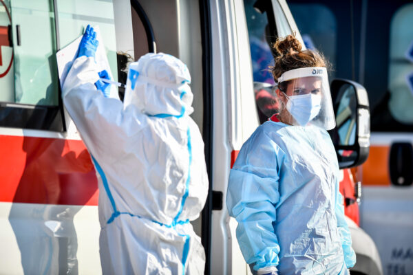 Foto Claudio Furlan – LaPresse
09 Novembre 2020 Milano (Italia)
News
Area tamponi per i pazienti covid allestita dal’ Esercito in Via Novara
Nella foto: operatori sanitari effettuano i test
Photo Claudio Furlan – LaPresse
06 November 2020 Milan (Italy)
News
Swab area for Covid patients set up by the Army in Via Novara
In the photo: health workers carry out tests Foto Claudio Furlan – LaPresse
09 Novembre 2020 Milano (Italia)
News
Area tamponi per i pazienti covid allestita dal’ Esercito in Via Novara
Nella foto: operatori sanitari effettuano i test
Photo Claudio Furlan – LaPresse
06 November 2020 Milan (Italy)
News
Swab area for Covid patients set up by the Army in Via Novara
In the photo: health workers carry out tests