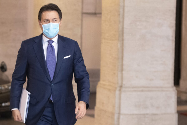 Italia sempre più arancione, Conte: “Lavoriamo per evitare lockdown totale”