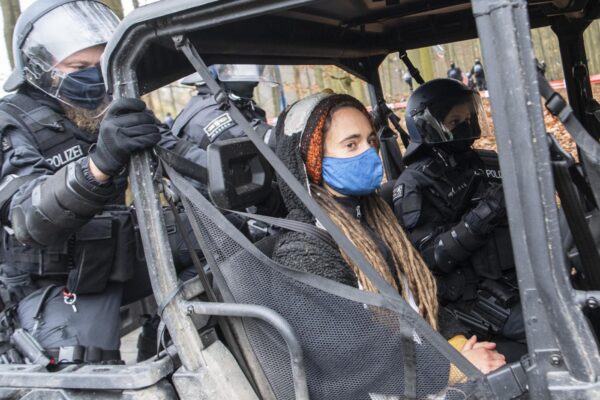 Carola Rackete fermata in Germania: protestava contro l’abbattimento di una foresta