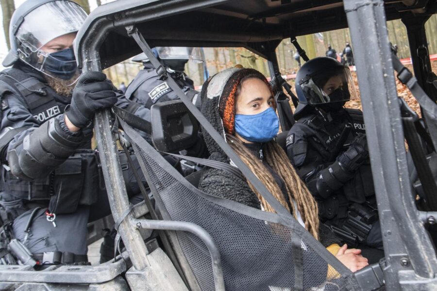 Carola Rackete fermata in Germania: protestava contro l’abbattimento di una foresta