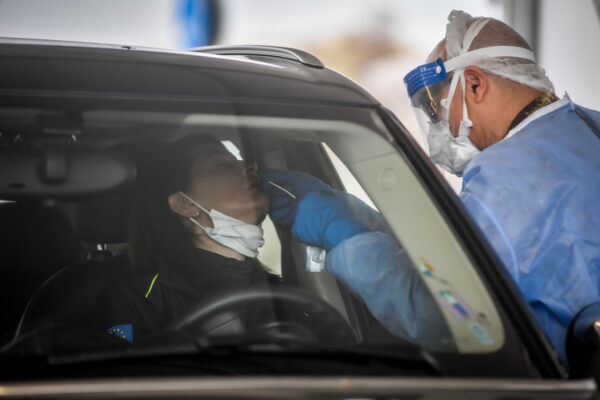 Foto Claudio Furlan – LaPresse 
13 Novembre 2020 Milano (Italia) 
News
Iniziati i tamponi drive through per rilevare i positivi covid nell area del parcheggio di via Novara gestita dall’ Esercito

Photo Claudio Furlan – LaPresse
13 November 2020 Milan (Italy)
News 
Drive through swabs to detect covid positive  in the parking area of ​​Via Novara managed by the Army