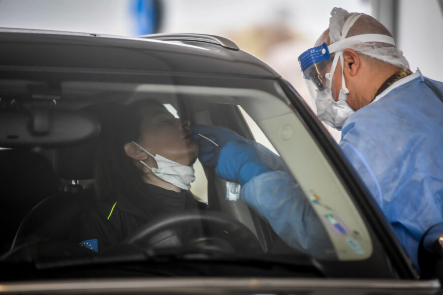 Foto Claudio Furlan – LaPresse 
13 Novembre 2020 Milano (Italia) 
News
Iniziati i tamponi drive through per rilevare i positivi covid nell area del parcheggio di via Novara gestita dall’ Esercito

Photo Claudio Furlan – LaPresse
13 November 2020 Milan (Italy)
News 
Drive through swabs to detect covid positive  in the parking area of ​​Via Novara managed by the Army